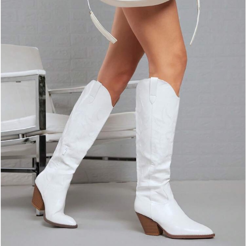 White tall below the knee pointed toe boots! NEW!! Never worn!! 5.5
